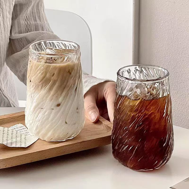 Chinesische Glasbecher bestehen aus verschiedenen Materialien