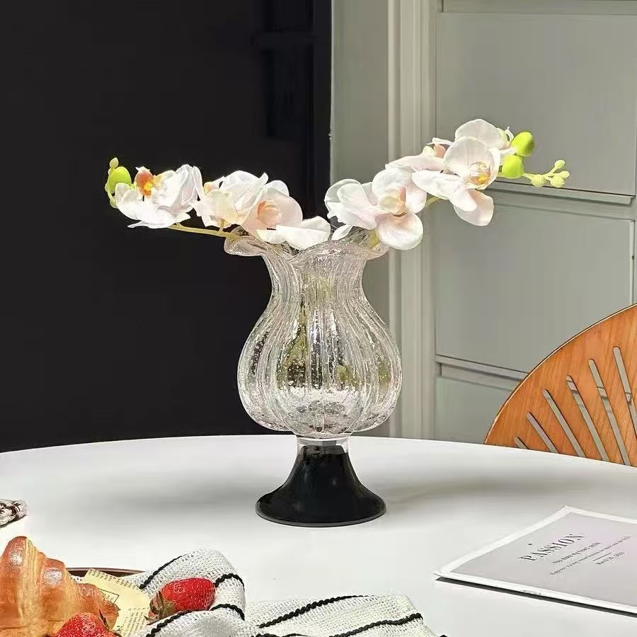 Verschiedene ungewöhnlich geformte Glasvasen