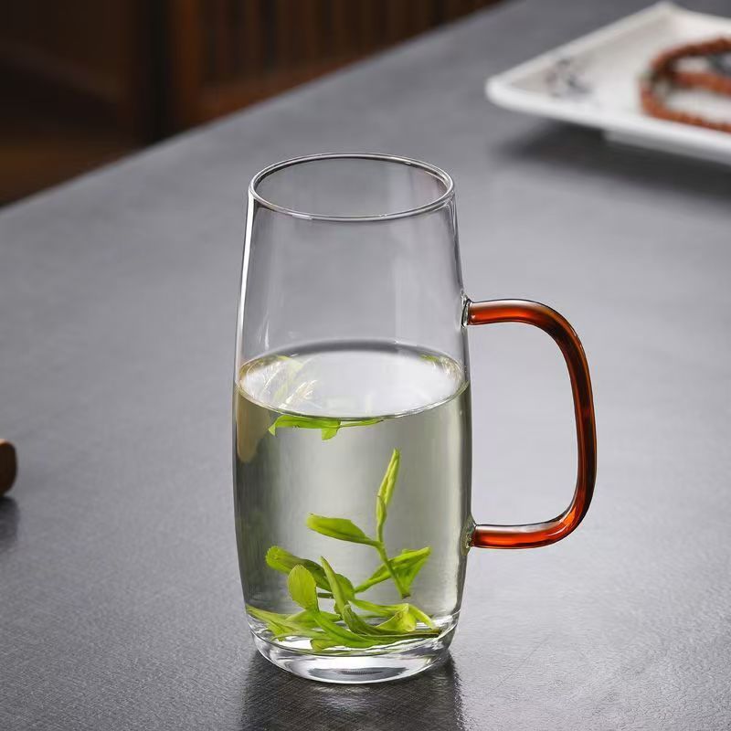 Wie man zwischen Glasbechern guter und schlechter Qualität unterscheidet