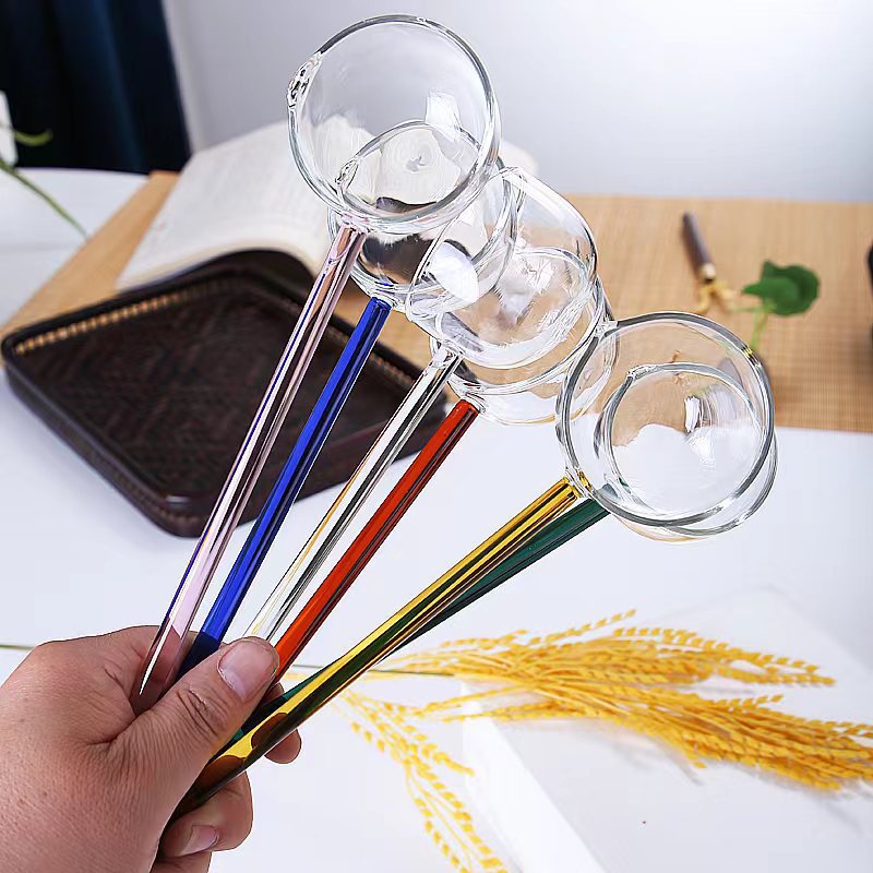 Farbenfrohe transparente Glaslöffel mit langem Griff
