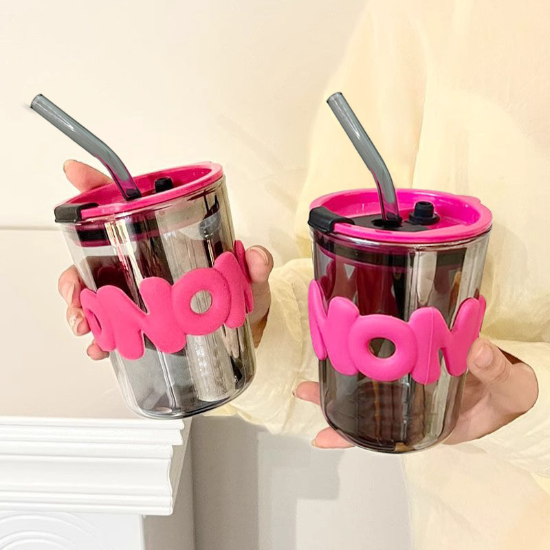 Kreativer Strohbecher mit Buchstaben