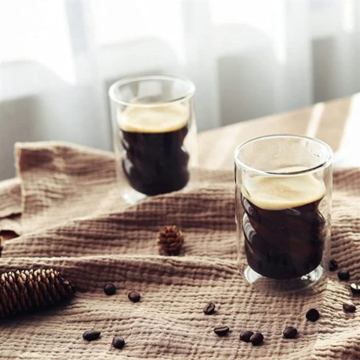 Kleine, taillierte, doppelwandige Kaffeetasse aus Glas