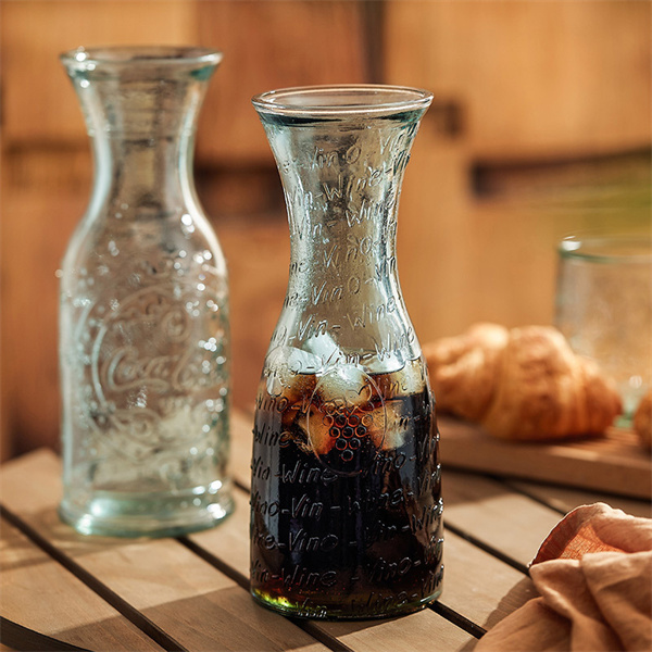 Kalter Wasserkocher aus Glas mit geprägter Taille