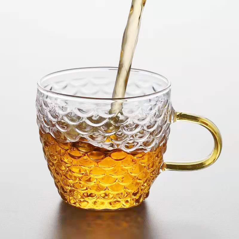 Teetasse aus Glas mit Fischschuppenmuster