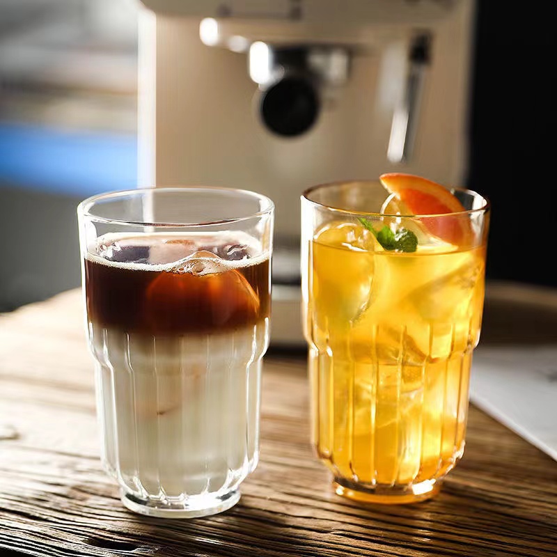 Trinkbecher aus Glas im Ins-Stil