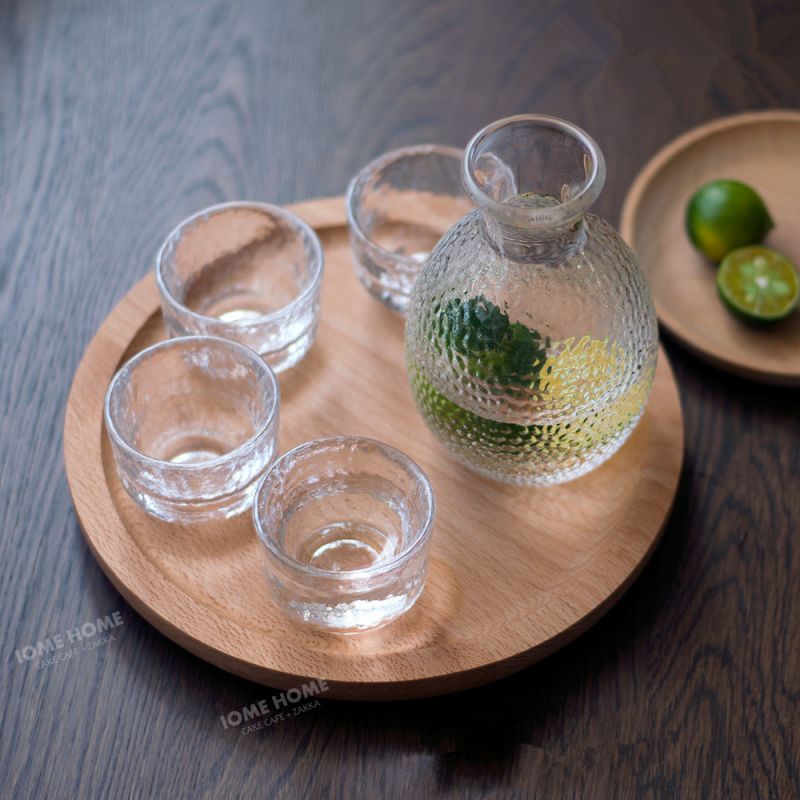 Japanisches Sake-Flaschen-Set aus Glas mit Hammermuster