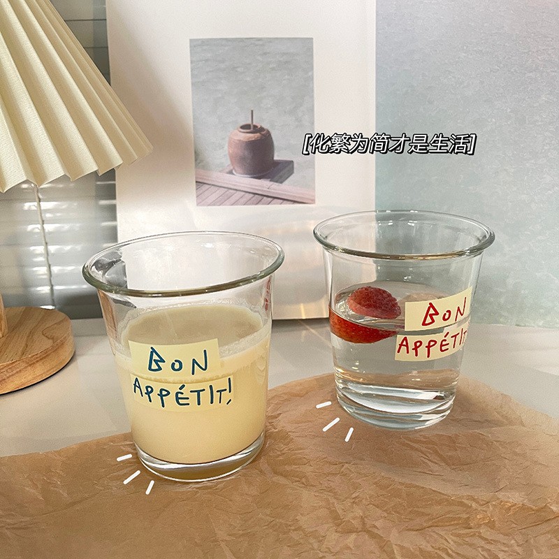 Mit Buchstaben bedrucktes Cold Brew-Kaffeeglas