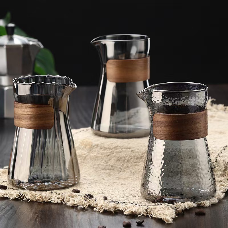 Hersteller teilen sich heiß verkaufte Kaffeekannen zum Übergießen mit der Hand