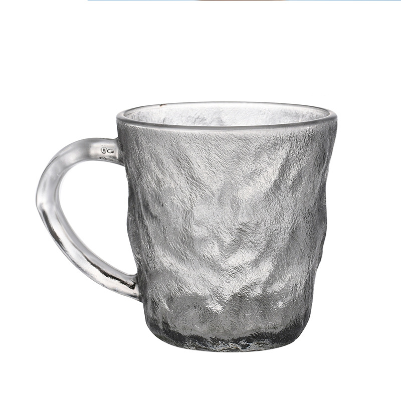 Moderner, minimalistischer Glasbecher im Gletscher-Stil mit Henkel