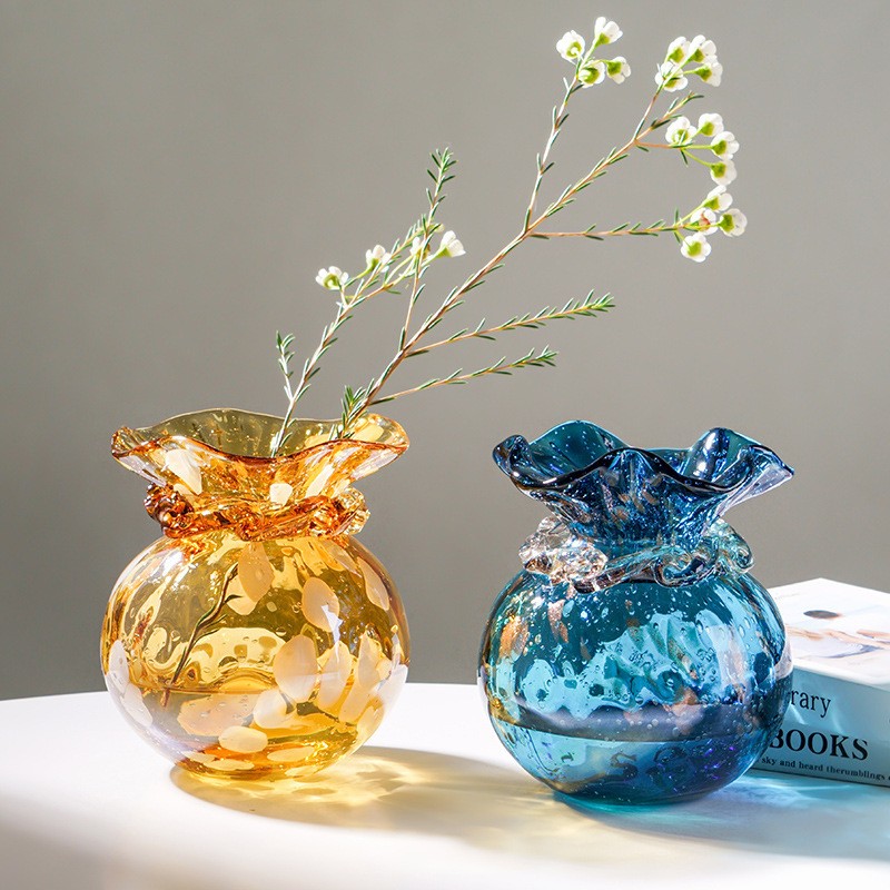 Vase aus glasiertem Glas mit Geldbeutel