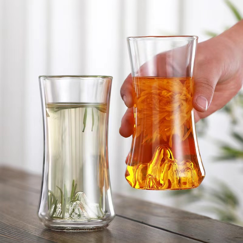 Teetasse aus Glas mit Bergblick