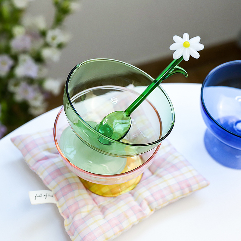 Neue stilvolle hitzebeständige Schüssel aus farbigem Glas