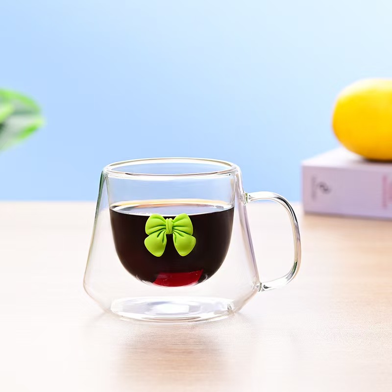 Personalisierter Milchbecher mit Schleife