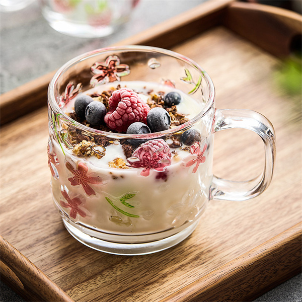 Bedruckter Milchbecher aus geprägtem Glas