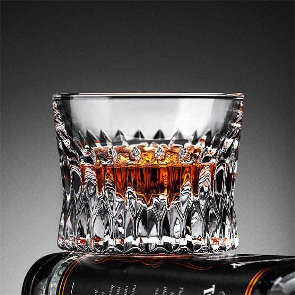 Einfaches Whiskyglas aus transparentem Glas