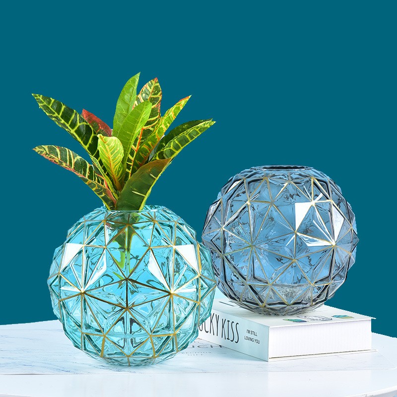 Speziell geformte Rautenvase aus Glas