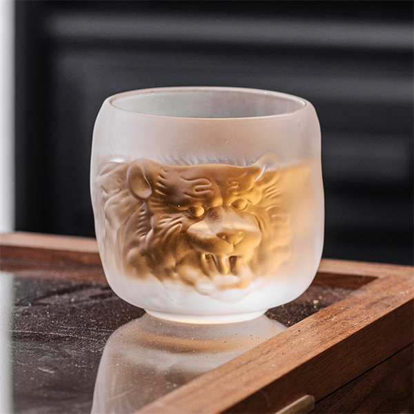 Dreidimensionale Relief-Teetasse aus Glas