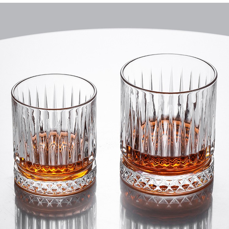 Vertikal gemustertes Whiskyglas mit Diamantboden