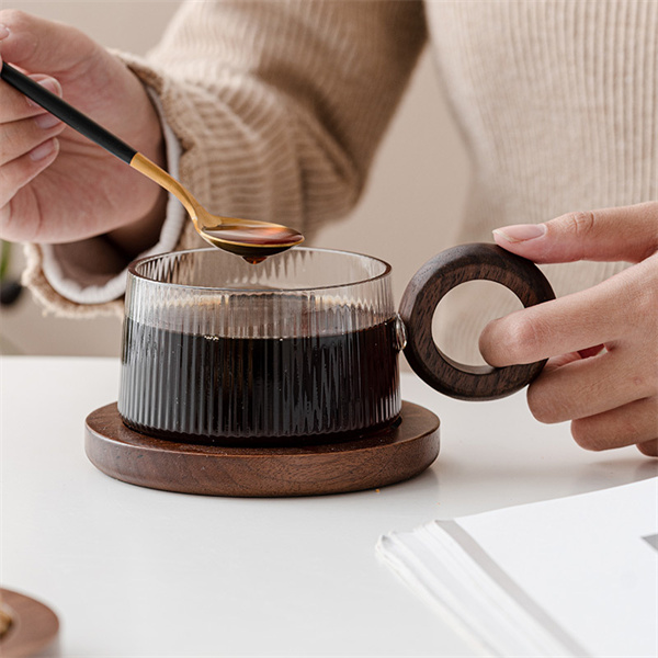 Kaffeetasse aus Glas mit vertikalem Muster